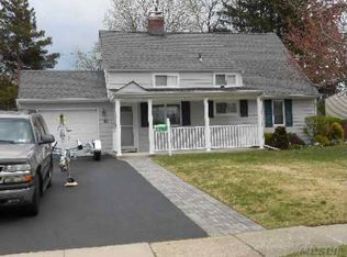 15 Tanager Ln, Levittown, NY 11756