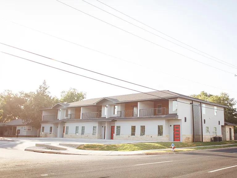Stunning 4 Bedroom Near Tech — Photo 7