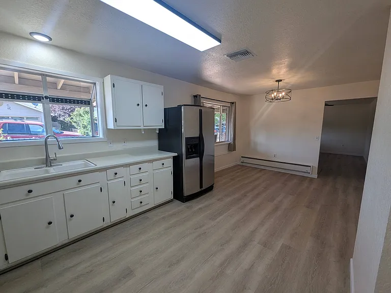 139 E Springdale Dr — Photo 11