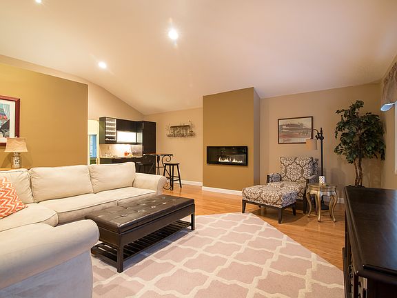 3rd image of 304 Pinebrook Blvd