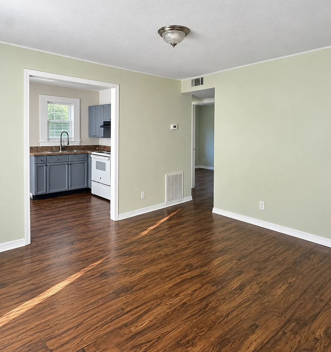 2 bed, 572 sqft, $1,500 — Photo 2