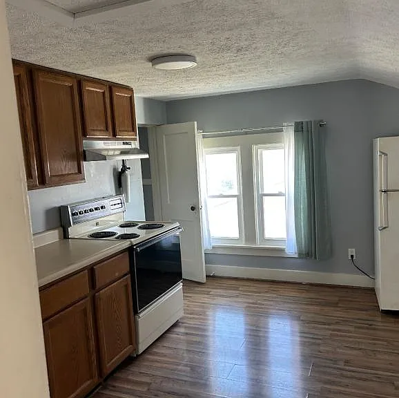 604 1/2 Douglas St #2 — Photo 1