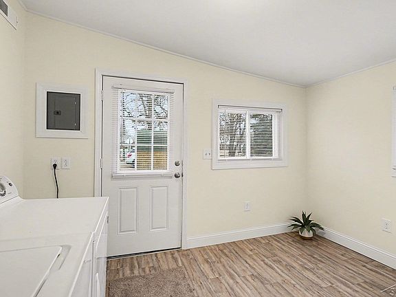 4th image of 667 Bay Rd