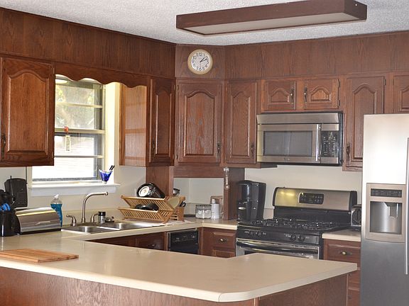 Updated Kitchen with Stainless Appliances and Breakfasat Bar