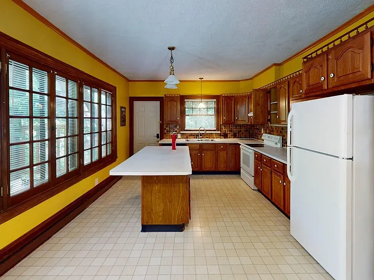 1052 Baldwin Ave — Photo 12