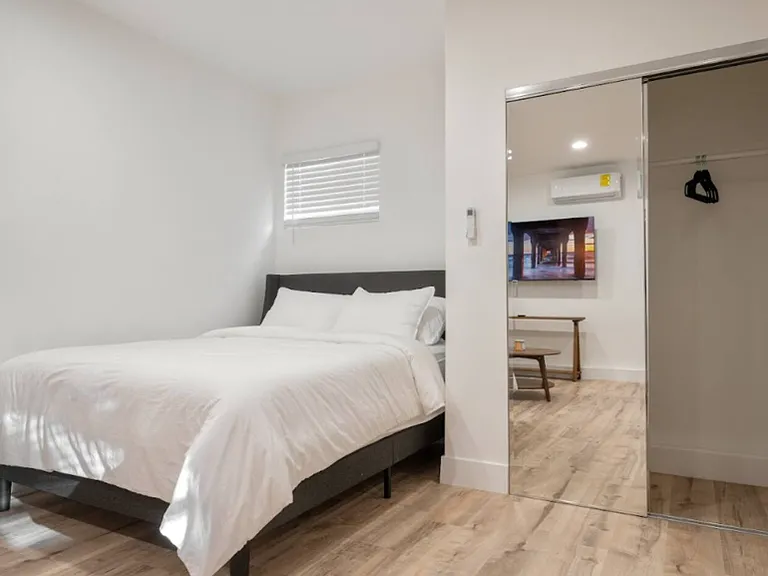 7106 Lasaine Ave — Photo 32