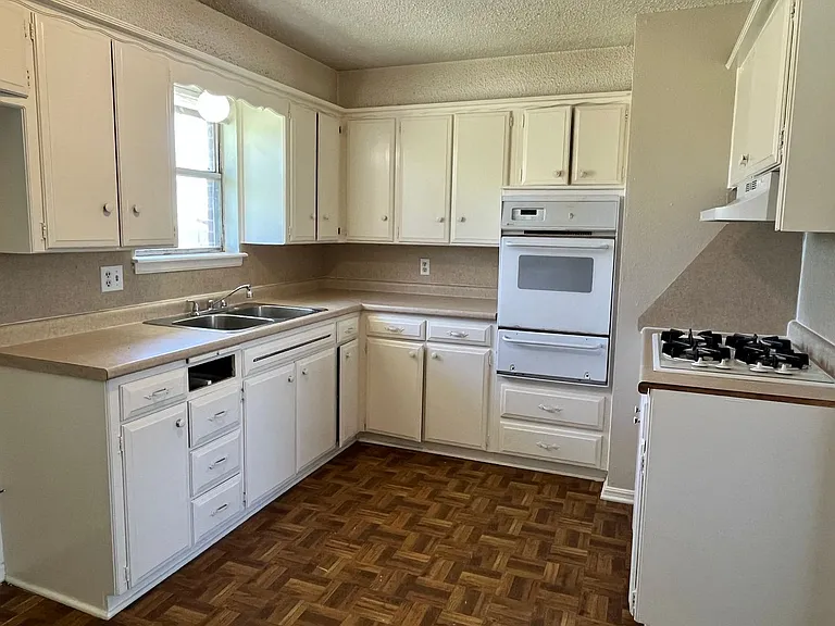 708 N Norman Ave — Photo 5