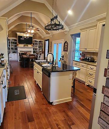 4th image of 1007 Covemont Dr