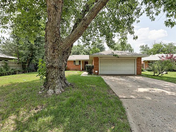 2nd image of 1620 Oakwood Dr