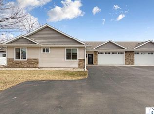 3072 Prairie Rose Dr, Mankato, MN 56001