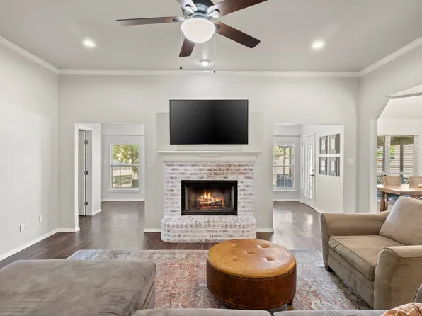 2250 Whispering Hills Dr, Midlothian, TX 76065