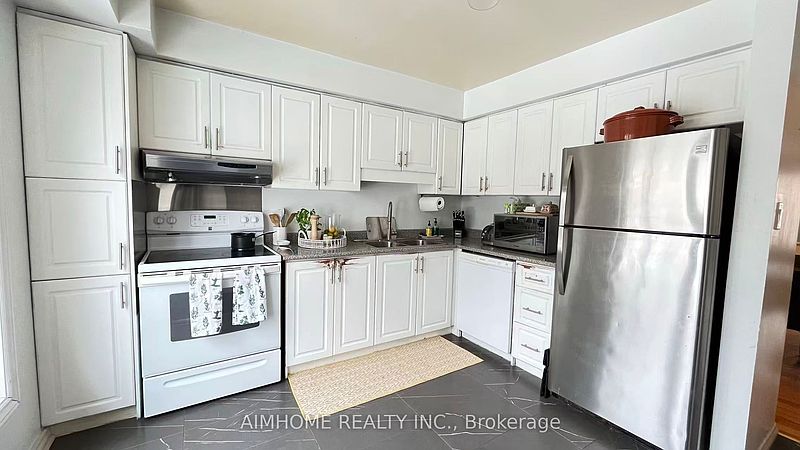 Oakville Townhouse for rent - 3 Bedrooms — photo 2