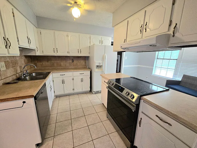 2240 E Aberdeen Dr — Photo 8