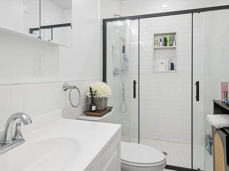 25 Van Duzen Pl #1 — Photo 13