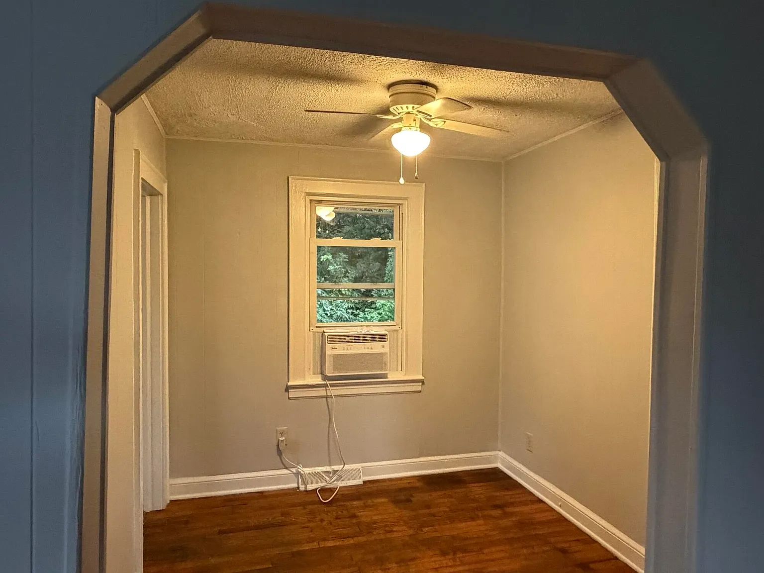3 bed, 1.0 bath, 804 sqft, $1,050 — Photo 2
