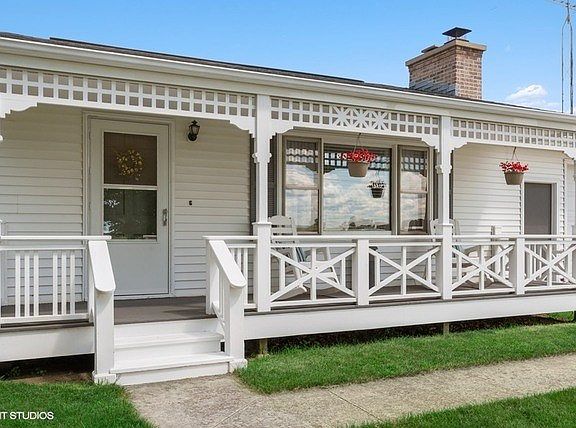 Beautifully designed front porch to enjoy!