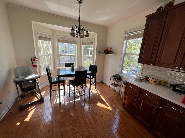 555 Coventry Dr — Photo 6