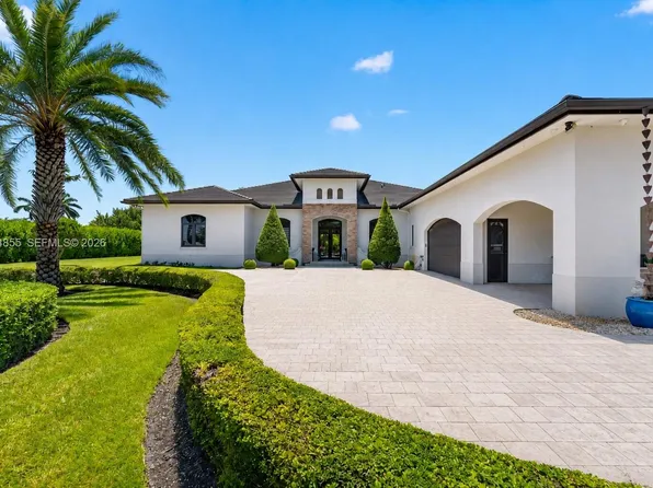 10352 NW 131st St, Hialeah Gardens, FL 33018