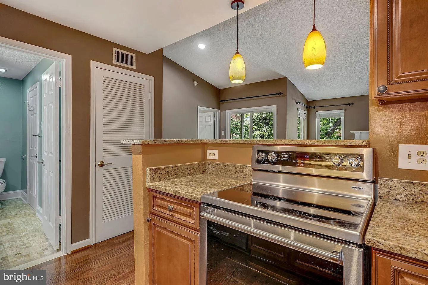 1 bed, 690 sqft, $1,950 — Photo 4