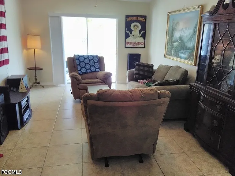 2410 NE 6th St — Photo 6