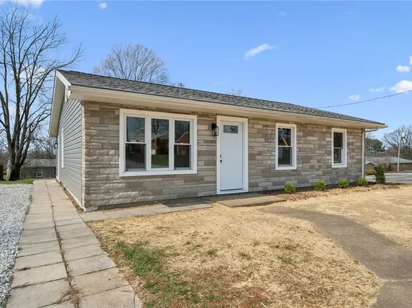 514 New Market Dr, Greensburg, PA 15601