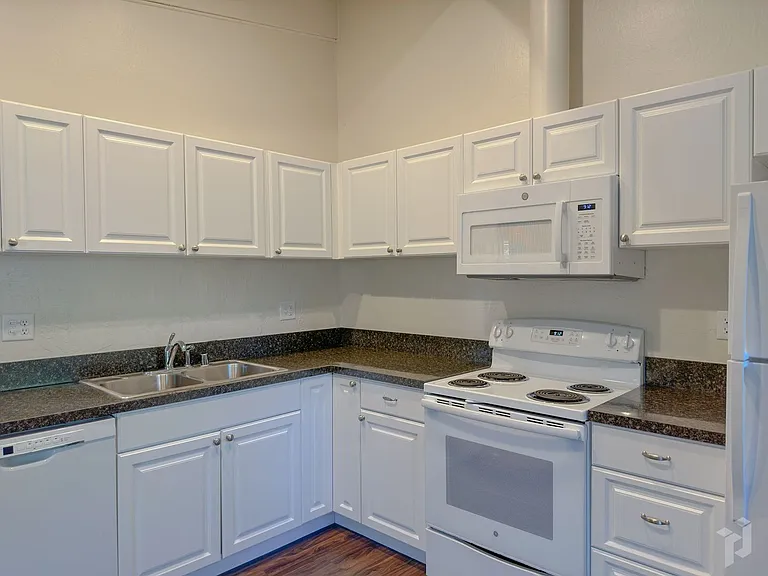 Train Station Apartments — Photo 22