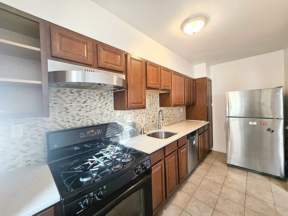 3rd image of 543 Senator St Floor 2