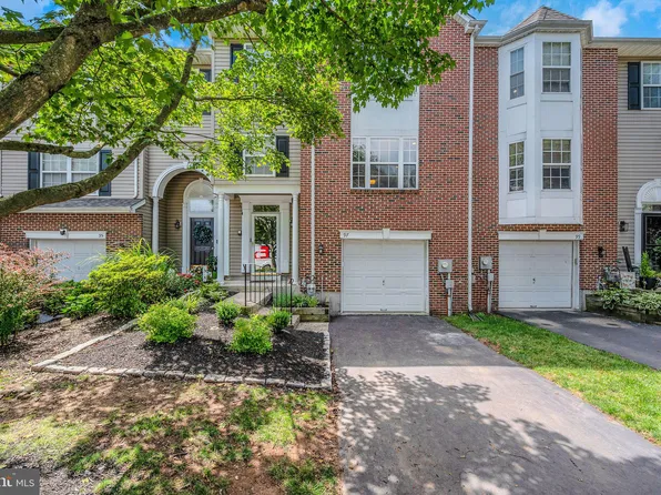 97 Hunt Club Dr, Collegeville, PA 19426