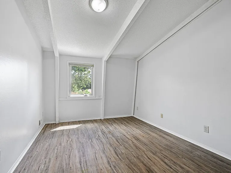 233 26th Ave NE — Photo 12