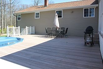 Deck : 735 sq ft w/composite decking