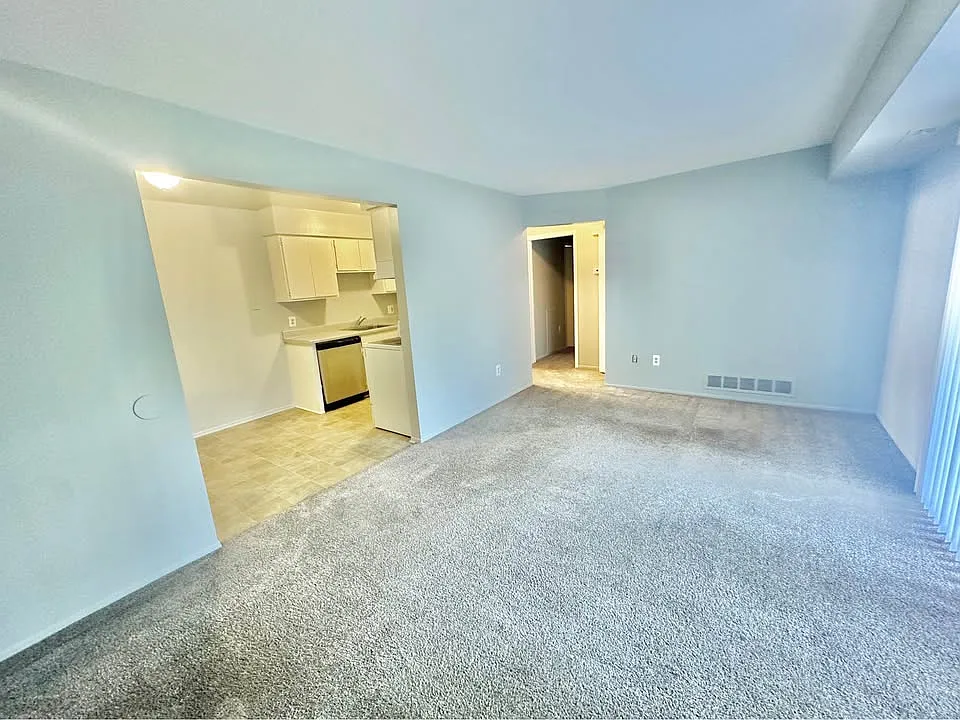 2 bed, 875 sqft, $1,300 — Photo 3