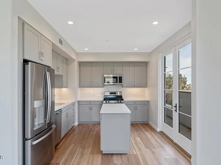 533 E Union St #501 — Photo 9