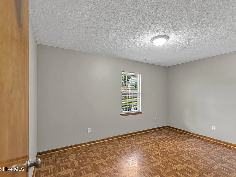 304 Gaston Ct — Photo 17