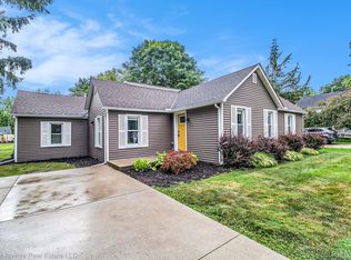 25429 5th St, Grosse Ile, MI 48138