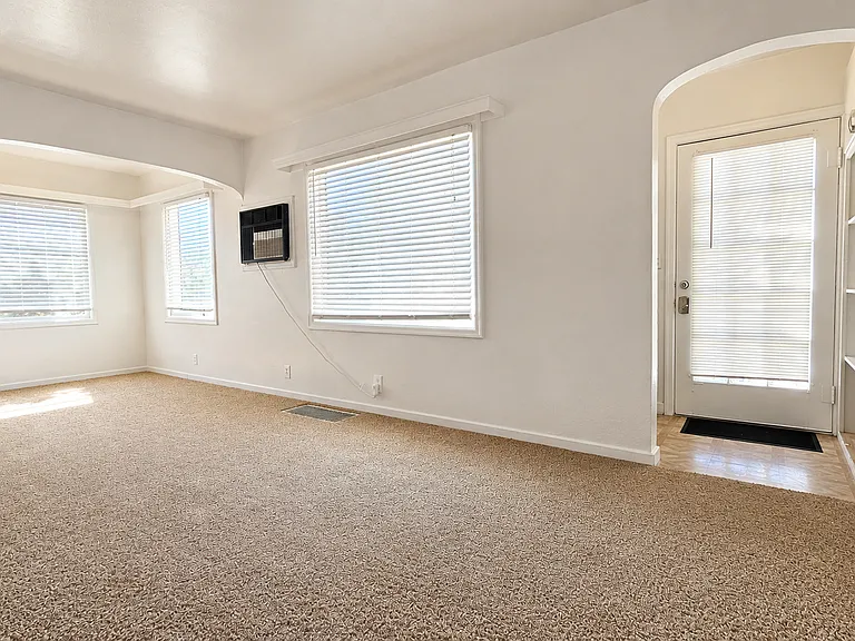 1037 E Lander St #UPPER — Photo 10