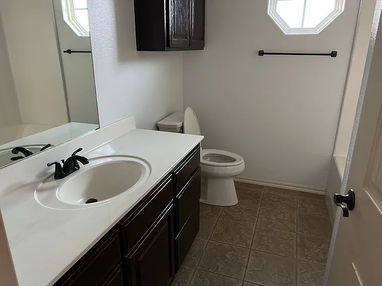 684 Meadows Cir — Photo 4