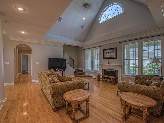 3rd image of 209 James Ct