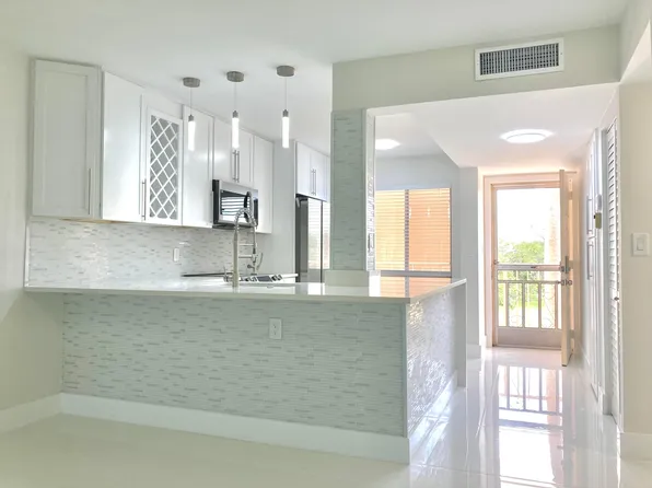 6935 Huntington Lane #304, Delray Beach, FL 33446