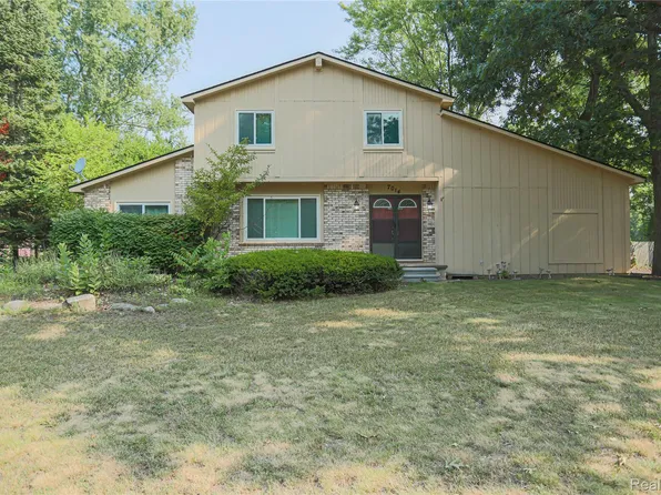 7014 Marco Dr, Waterford, MI 48327