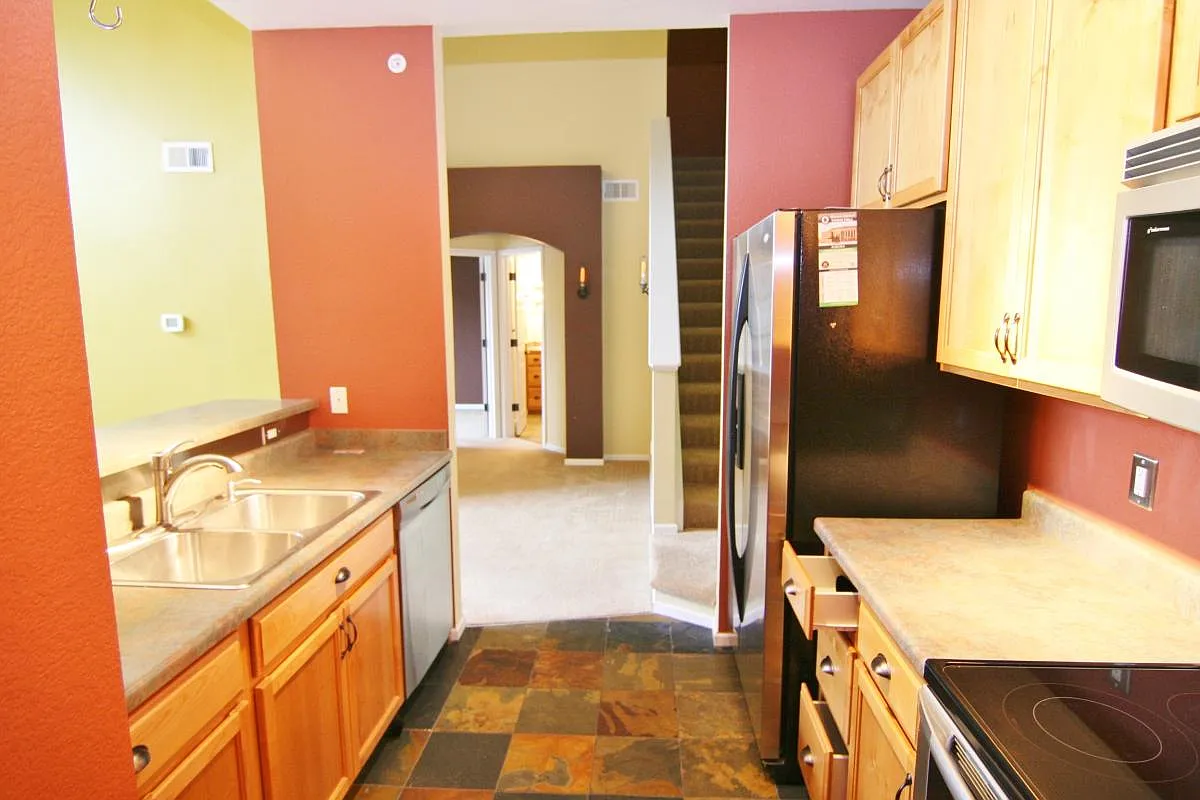 2 bed, 971 sqft, $1,900 — Photo 2