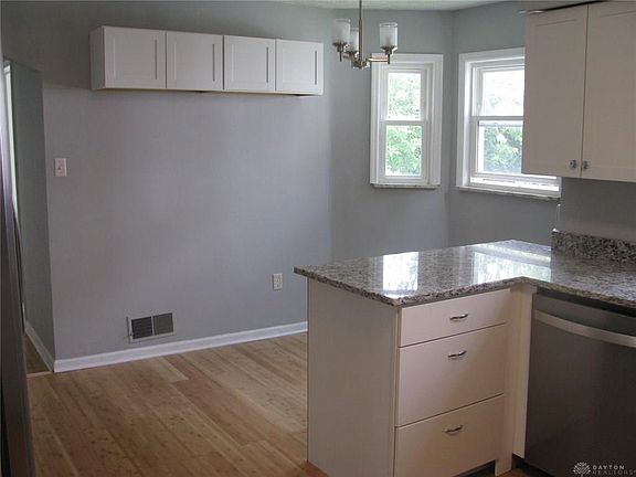 3rd image of 571 E Dorothy Ln