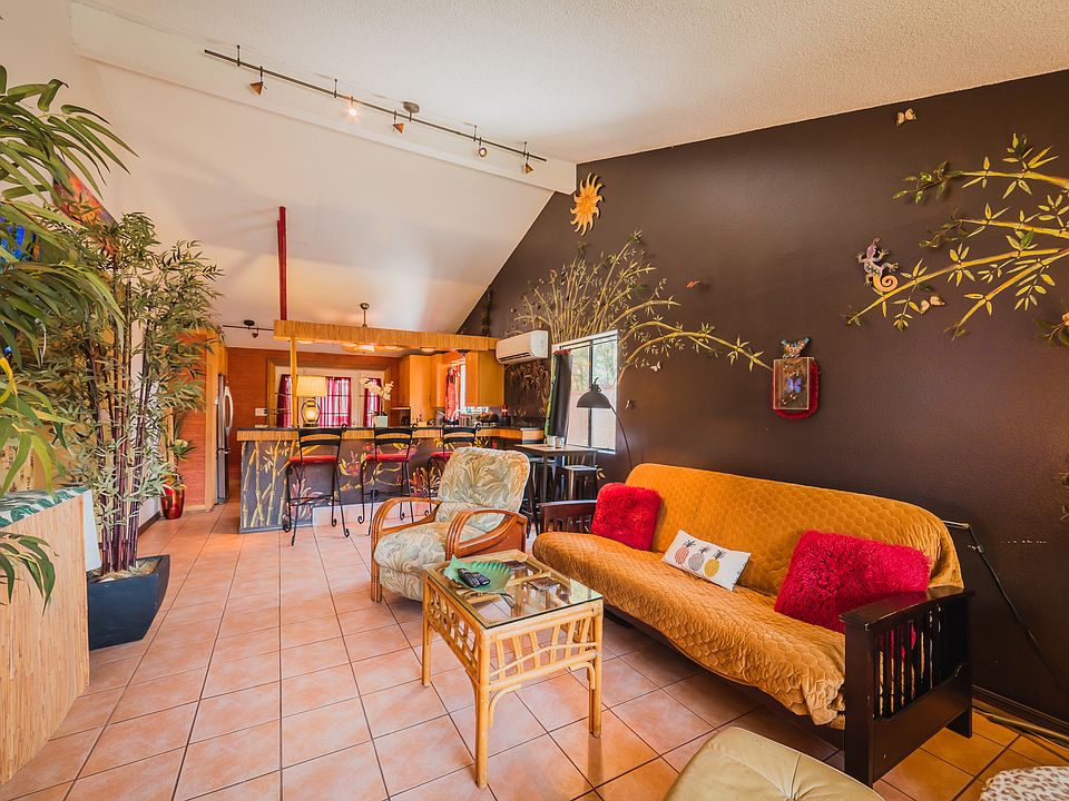 Welcome to N. Kihei Artistic Hawaiian inspired house! Hand painted "live wall" Unique, comfortable and relaxing.