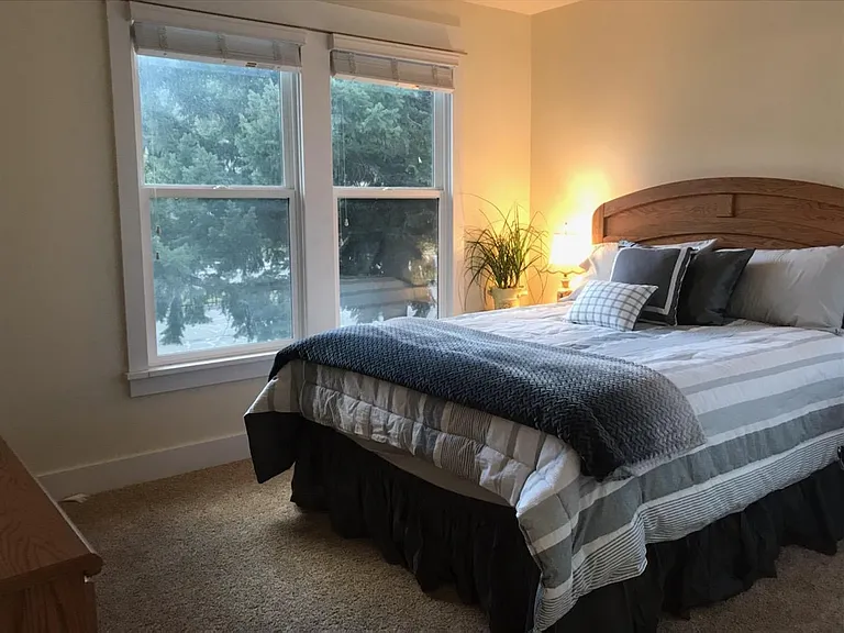 689 Siskiyou Blvd — Photo 2