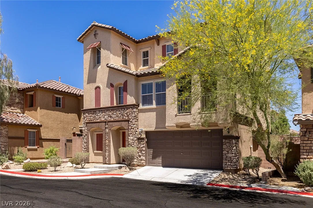3 bed, 3.0 bath, 1549 sqft, $2,000 — Photo 2