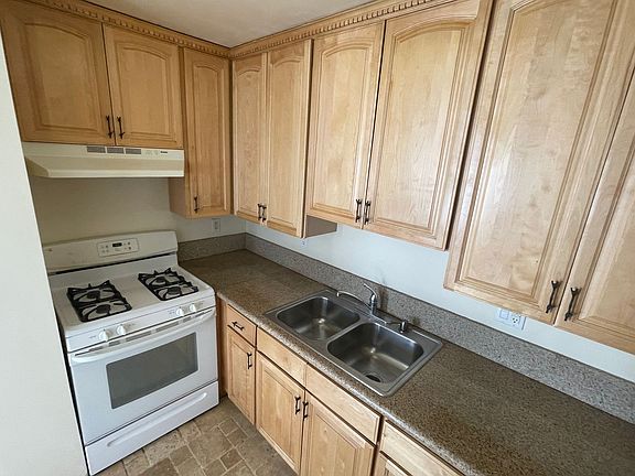 4th image of 595 Lakewood Ln #B