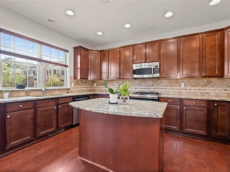 1034 E Paces Ln NE — Photo 13
