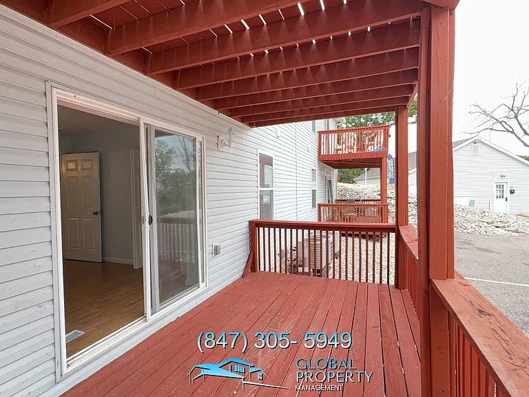 Lakefront Apartments — Photo 11