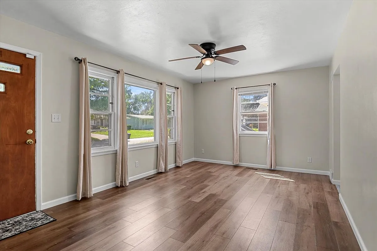 3 bed, 869 sqft, $1,600 — Photo 3