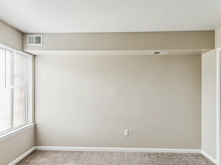 Pointe West Apartments — Photo 60