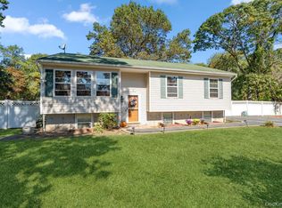 15 New York Ave, Bay Shore, NY 11706